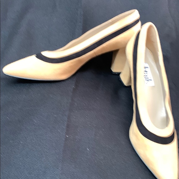 Details Chic Tan and Black Heels with Elegant Design - Picture 2 of 11